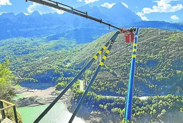 Actividades en el Pirineo: tirolina, tobogán y un columpio extremo